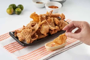 Read more about the article Crispy Chicken Skin: Gurihnya yang Bikin Ketagihan
