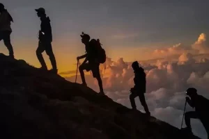 Read more about the article Mendaki Gunung: Perjalanan Menantang untuk Menemukan Kekuatan Diri