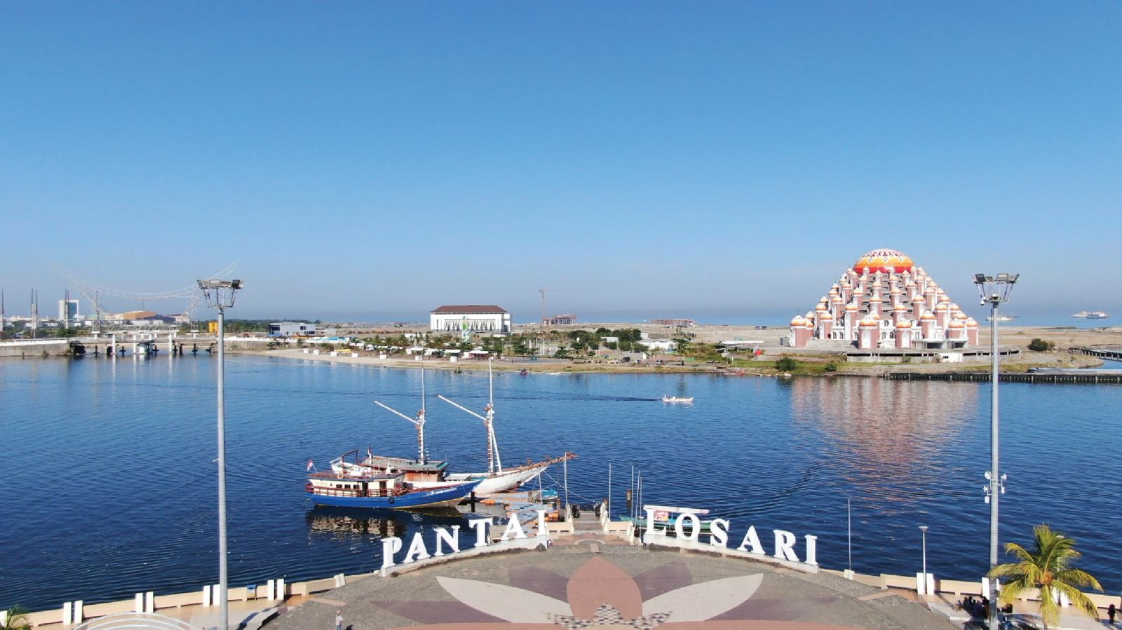 You are currently viewing Pantai Losari: Ikon Wisata dan Kehidupan Kota Makassar yang Memikat