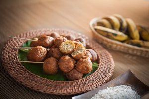 Read more about the article Cekodok Pisang: Camilan Tradisional yang Menggugah Kenangan dan Rasa