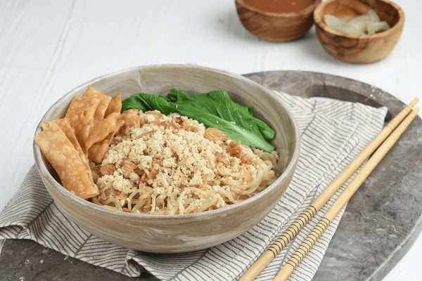 You are currently viewing Cwie Mie Malang: Kisah Mi Lembut yang Mengikat Rasa dan Kenangan