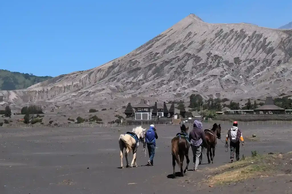 You are currently viewing Gunung Bromo: Pesona Alam yang Mengguncang Jiwa di Tengah Lautan Pasir