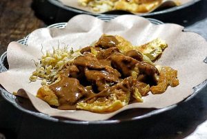 Read more about the article Eksplorasi Tahu Tek: Kuliner Legendaris yang Tetap Hits