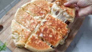 Read more about the article Roti Pipih Kuno yang Tetap Bertahan di Tengah Perubahan Zaman