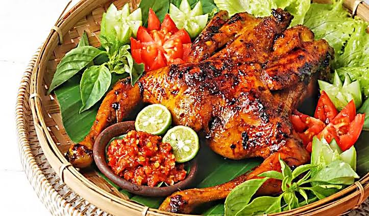 You are currently viewing Bakakak Hayam, Kuliner Tradisional dengan Sentuhan Modern