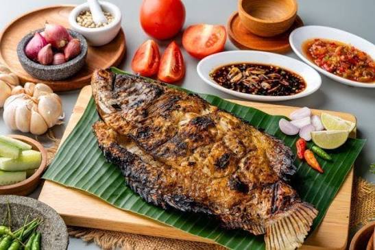 You are currently viewing Ikan Bakar Kunyit Kecap, Rahasia Hidangan Rumahan yang Harum, Gurih, dan Selalu Menggugah Selera