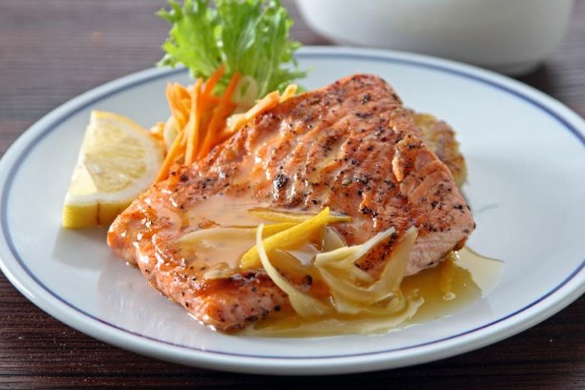 You are currently viewing Salmon Panggang Lemon, Sajian Lembut dengan Aroma Segar yang Bikin Selera Makan Naik